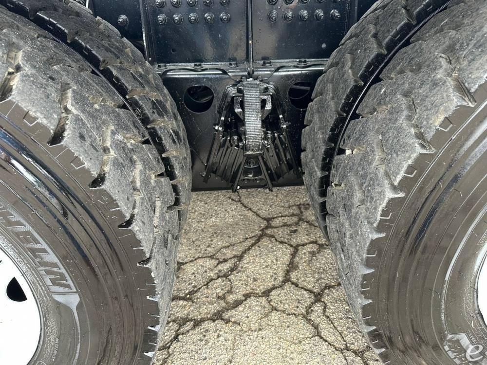 2025 Kenworth T880