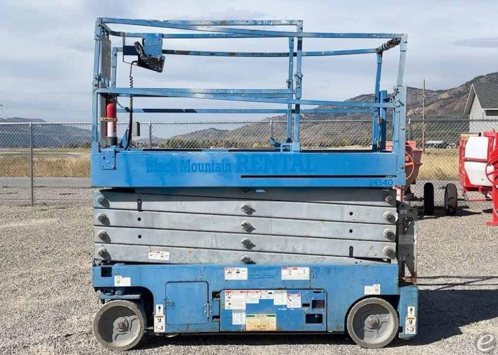 2014 Genie GS-3232 Electric Scissor...