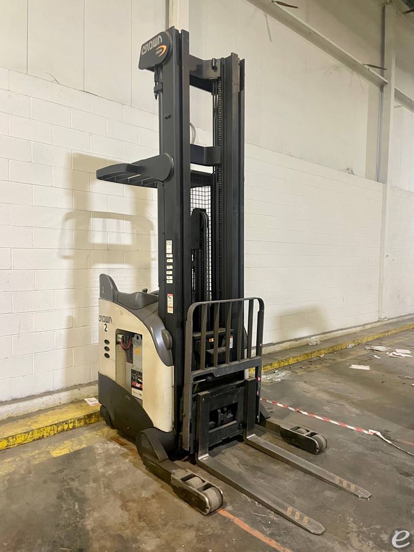 2010 Crown RR5725-35 Electric Reach...