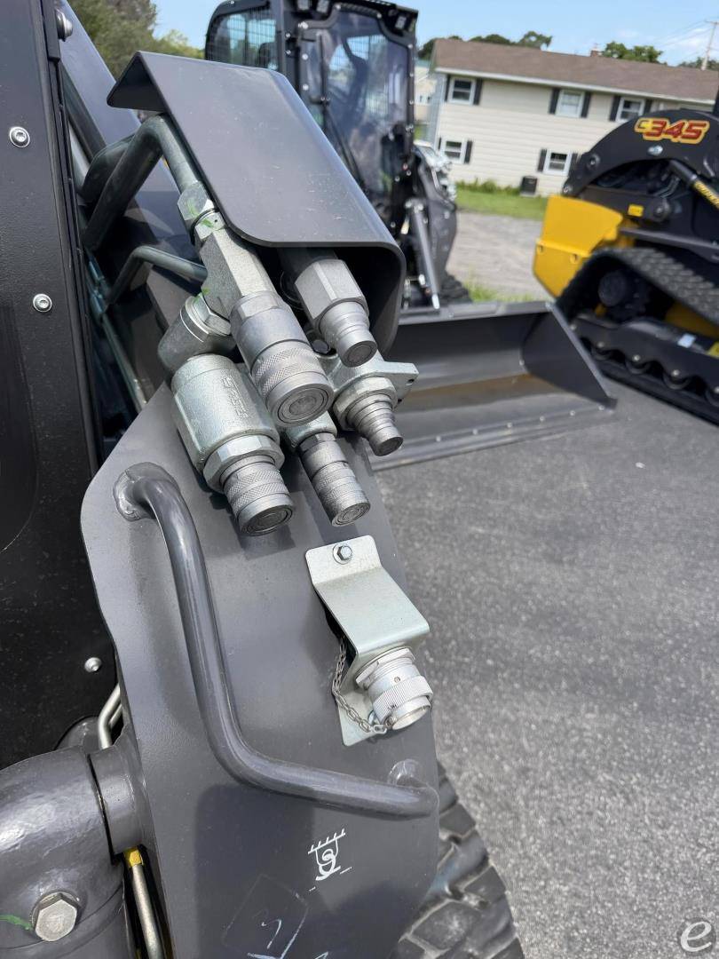 2027 New Holland C337