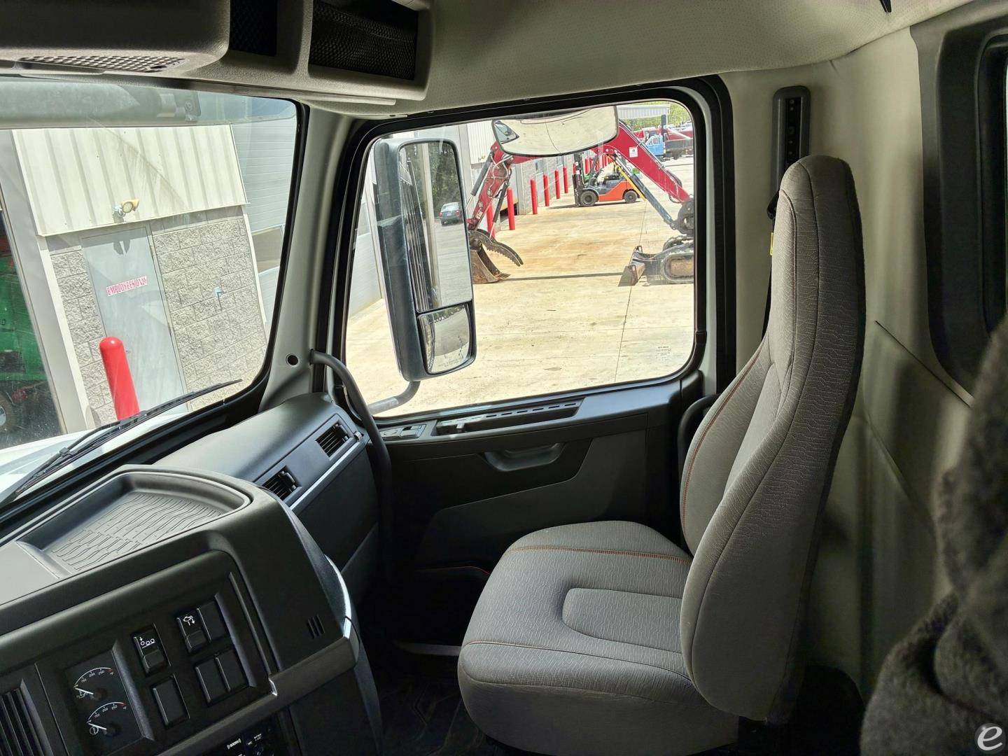 2022 Volvo VHD64F300