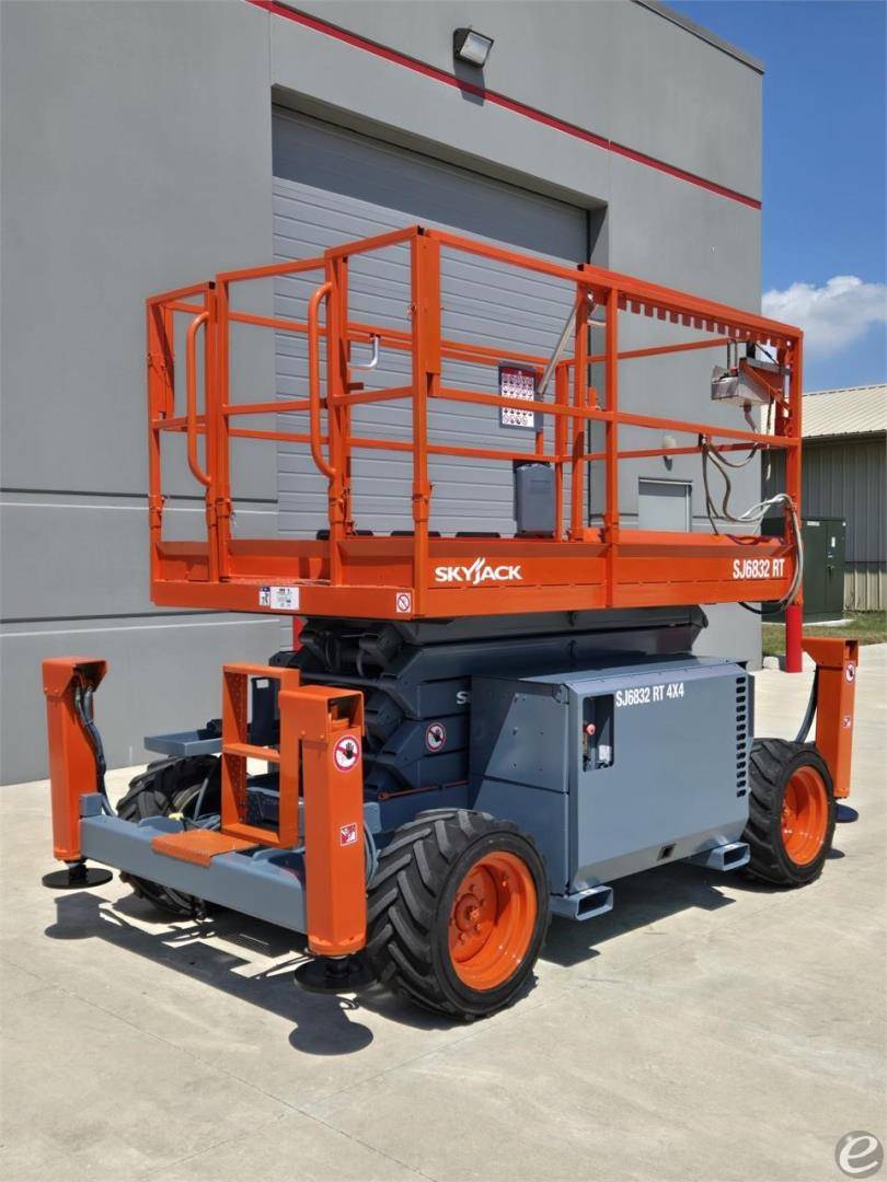 2015 Skyjack SJ6832RT Dual Fuel Scissor Lift - 123Forklift