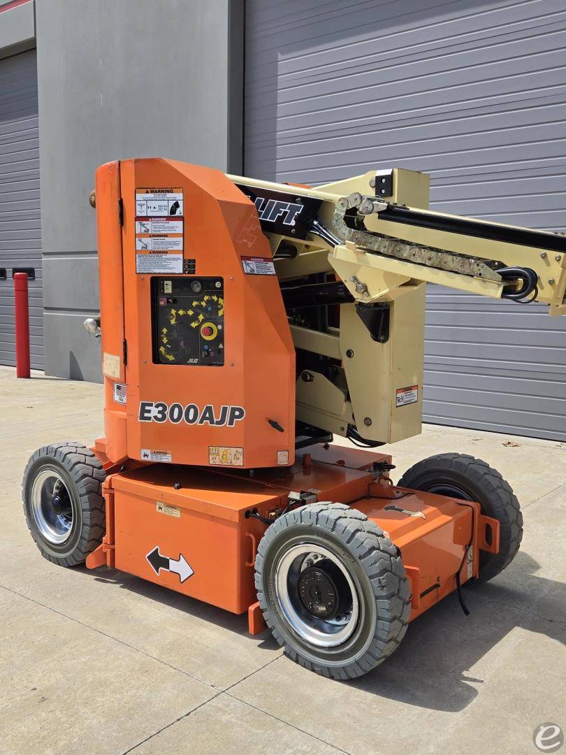 2016 JLG E300AJP
