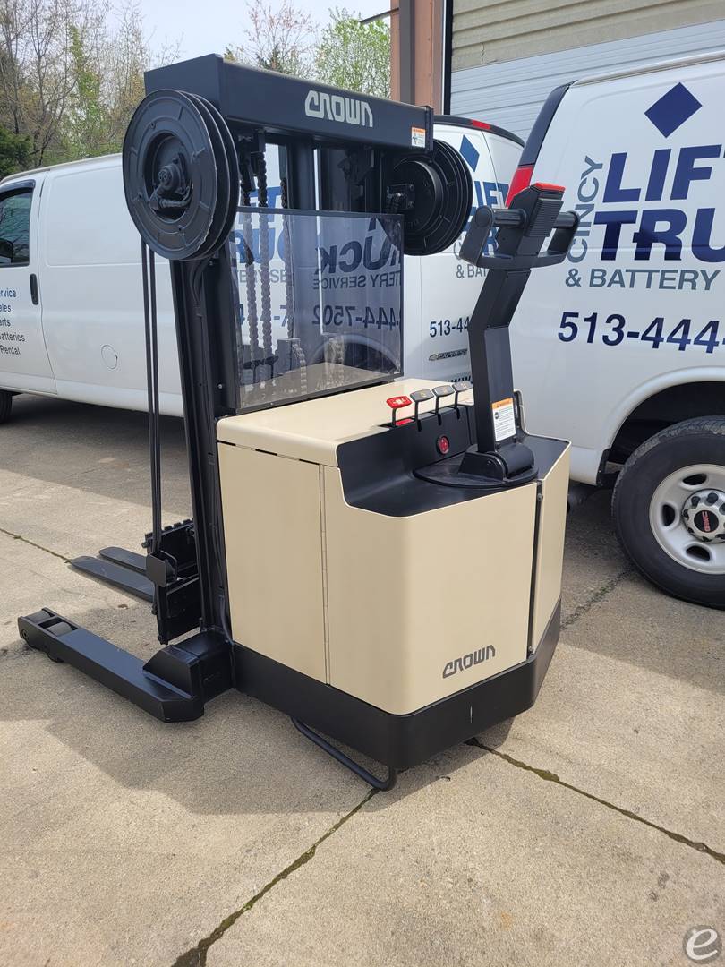 Electric Crown 30WRTT Electric Walkie Straddle Stacker