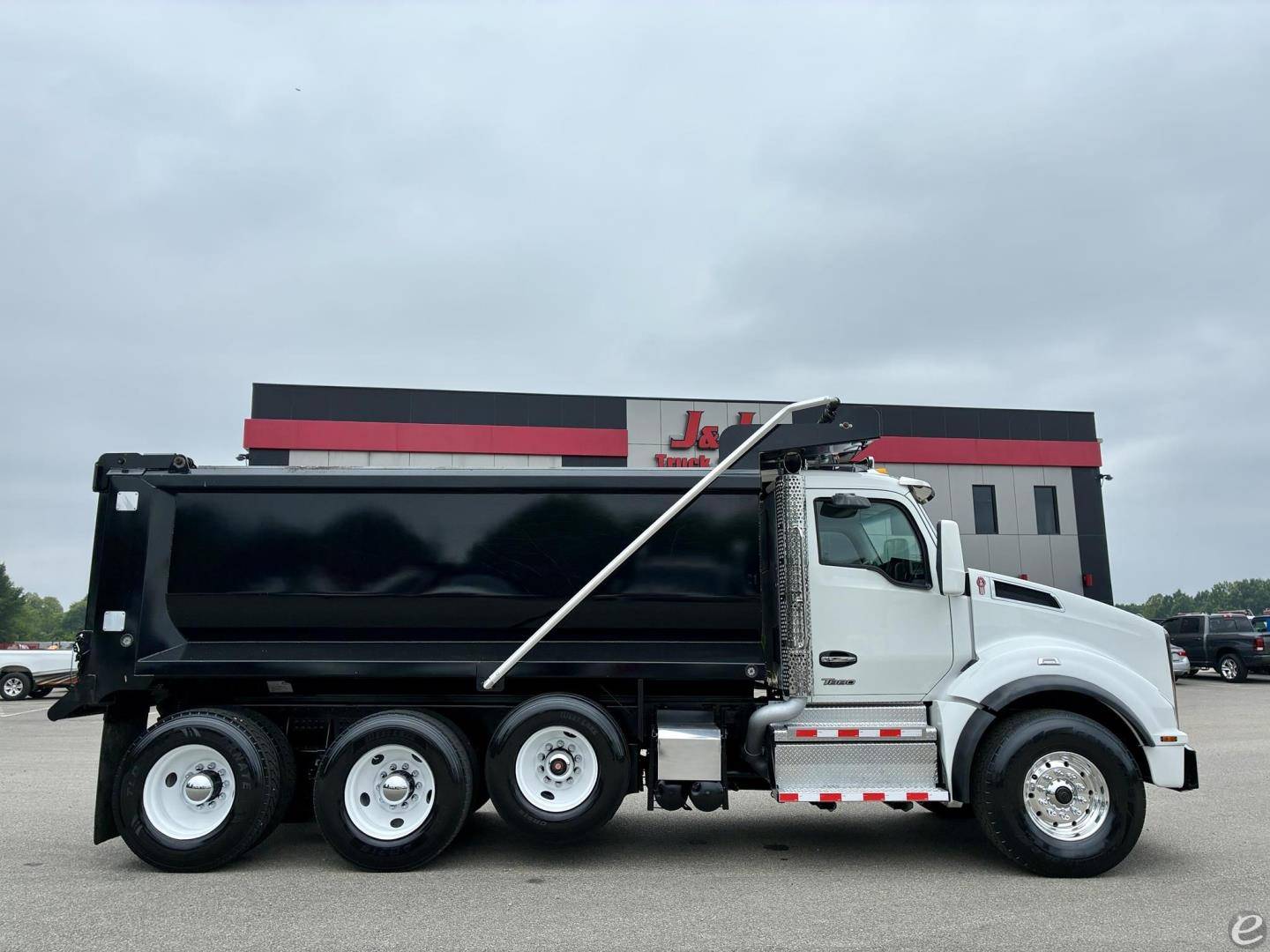 2025 Kenworth T880