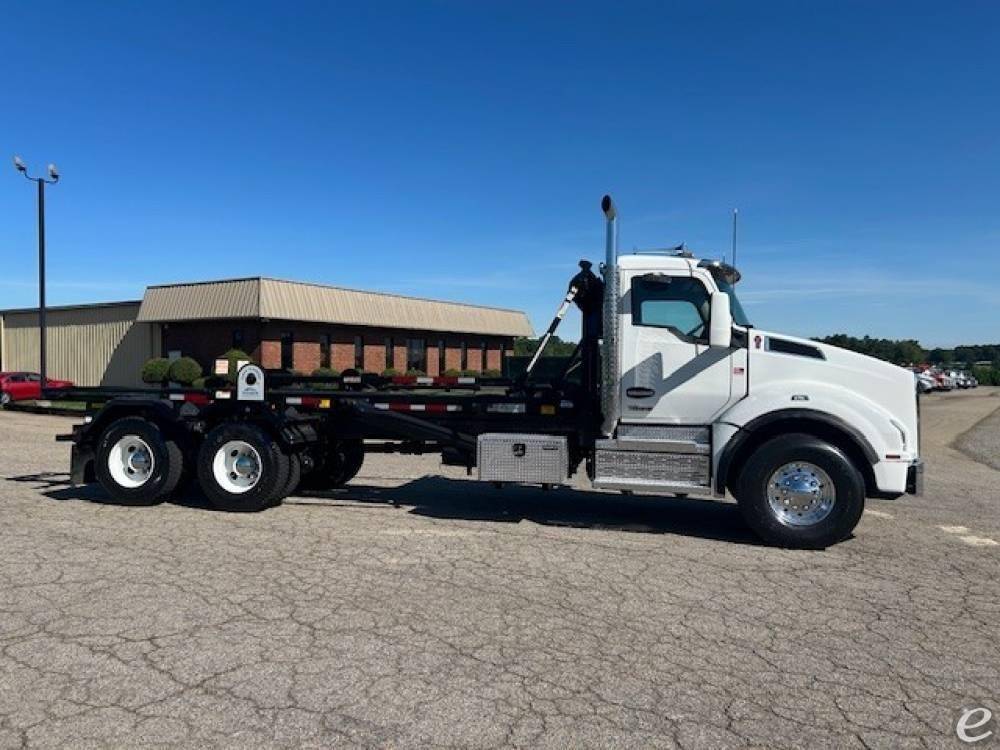 2025 Kenworth T880
