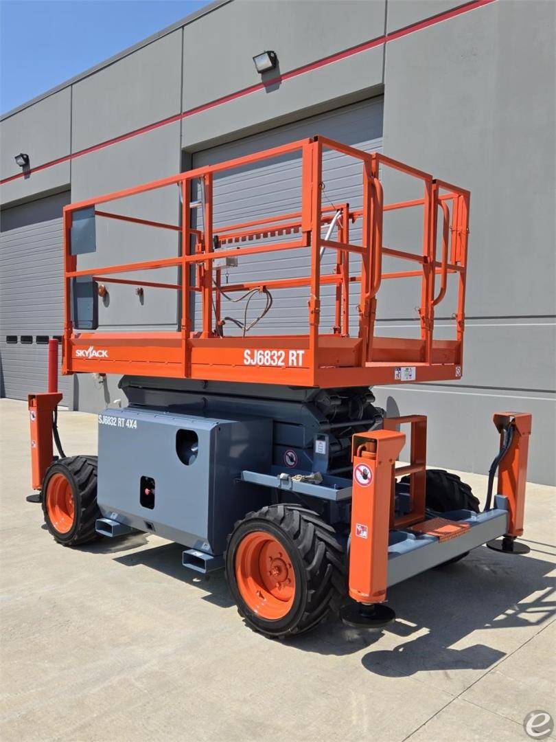 2015 Skyjack SJ6832RT Dual Fuel Scissor Lift - 123Forklift