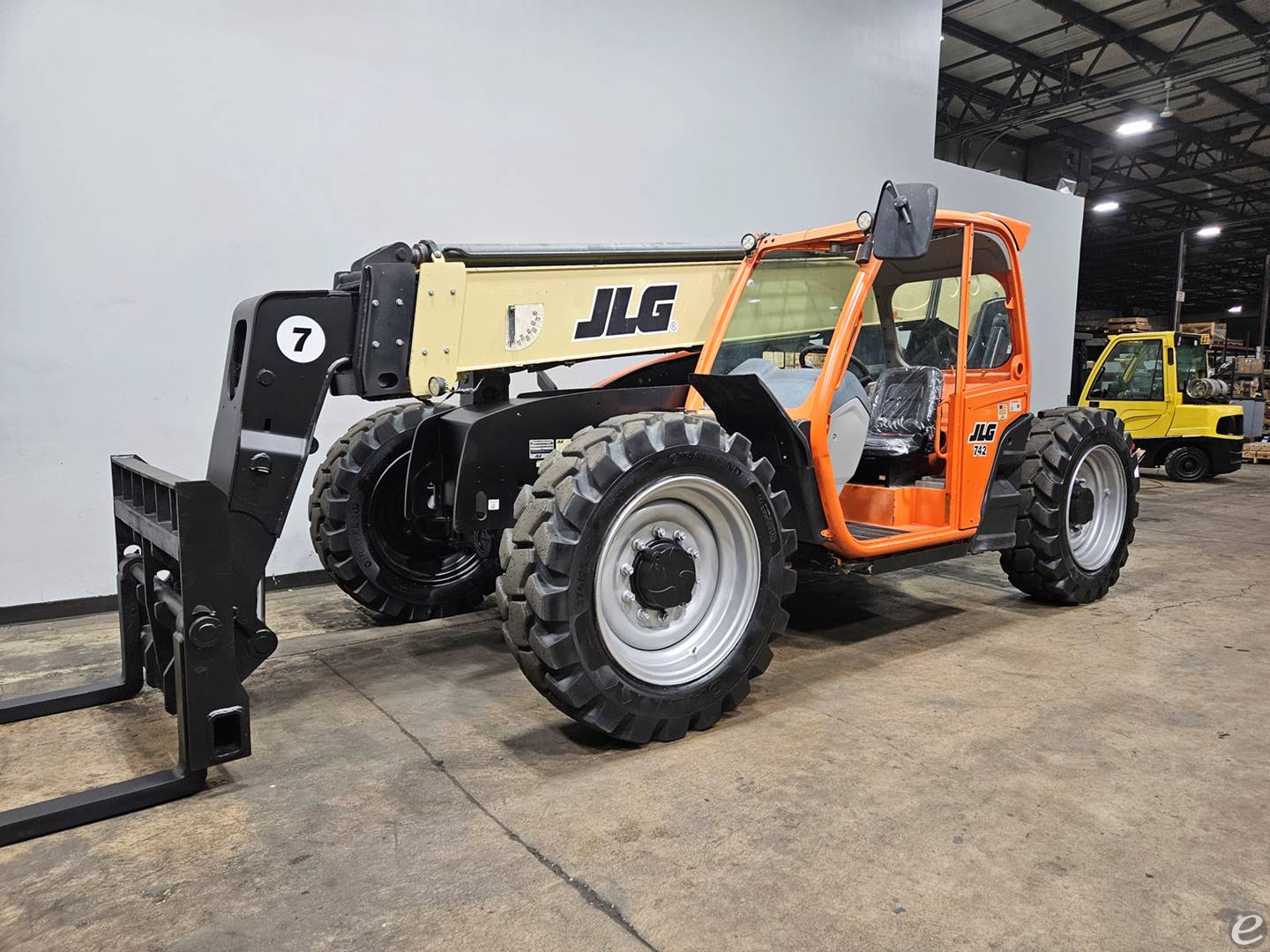 2019 JLG 742