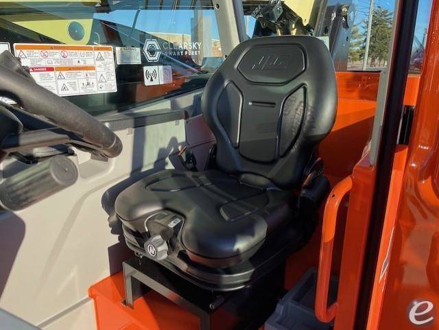2023 JLG 742