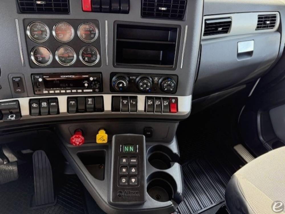 2025 Kenworth T880
