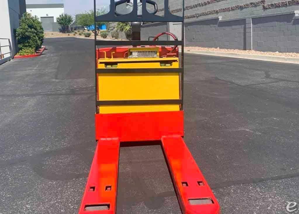 2023 Raymond 8210