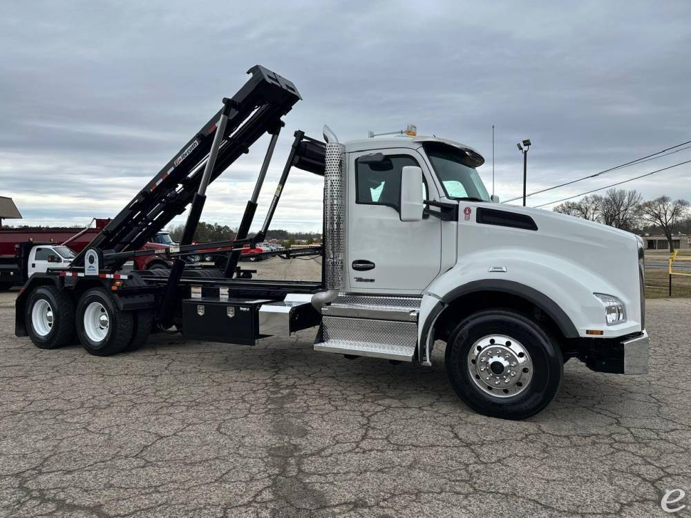 2025 Kenworth T880