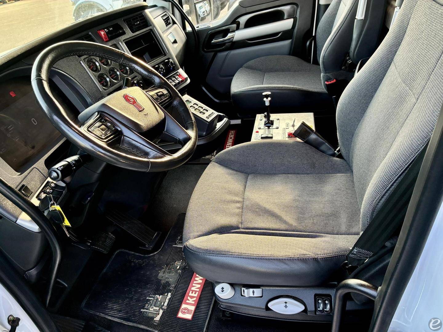 2025 Kenworth T880