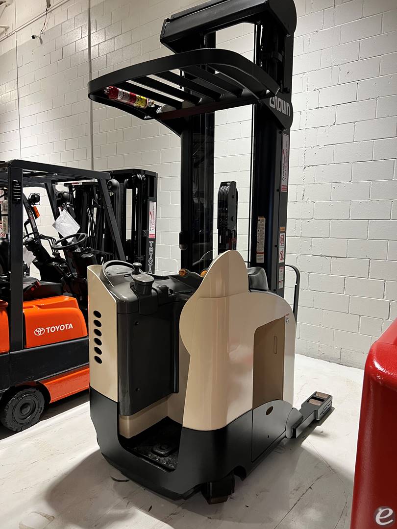 2004 Crown RR5220-35TT Electric Reach Truck - 123Forklift