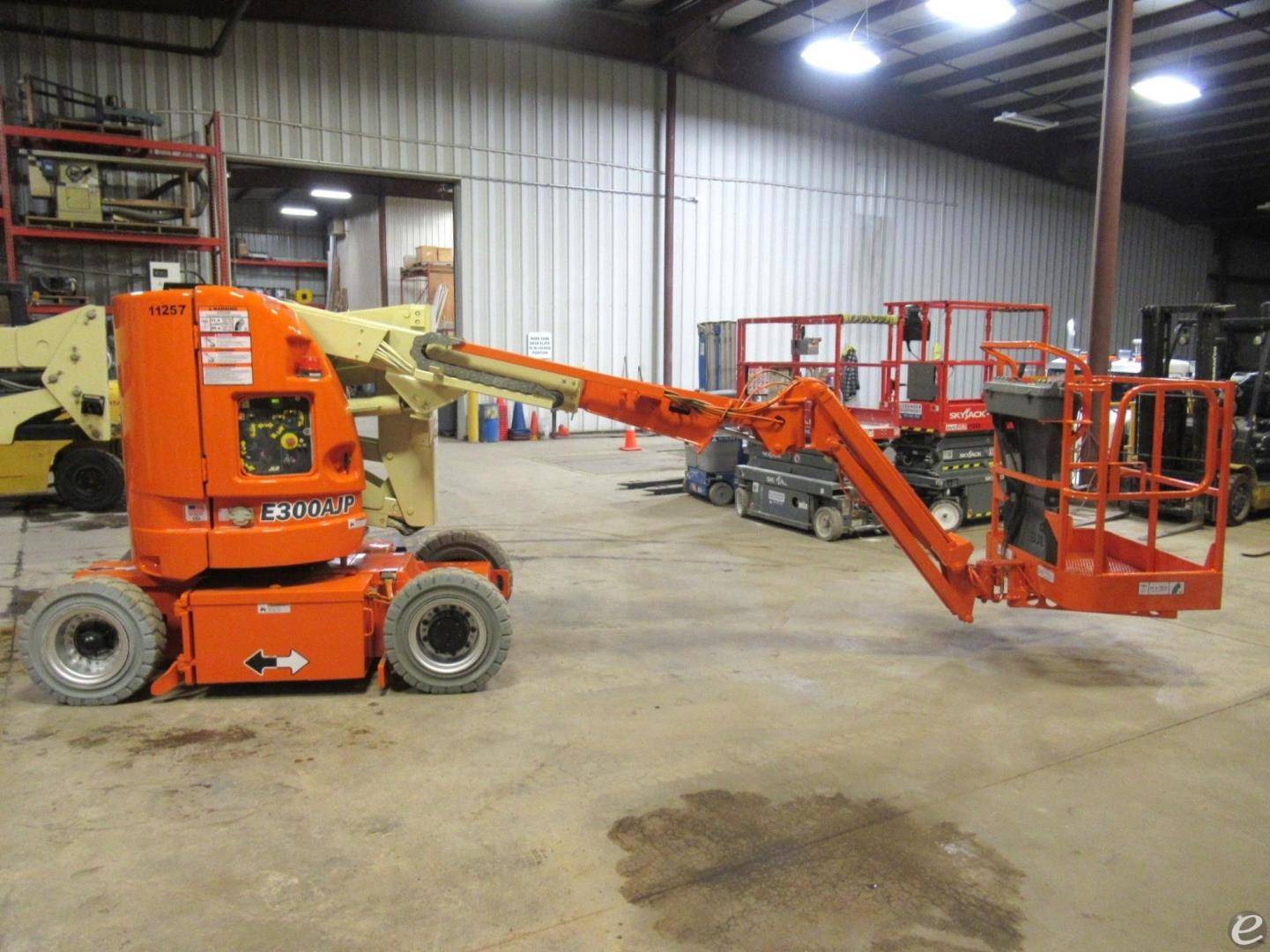 2011 JLG E300AJP
