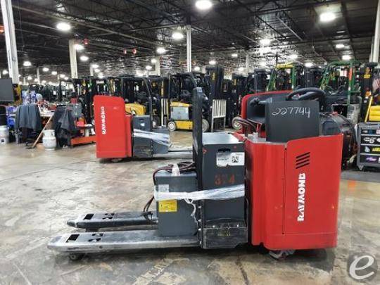 2019 Raymond 8900