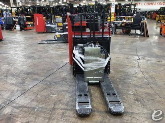 2019 Raymond 8900