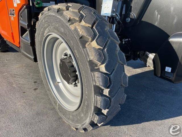 2023 JLG 742