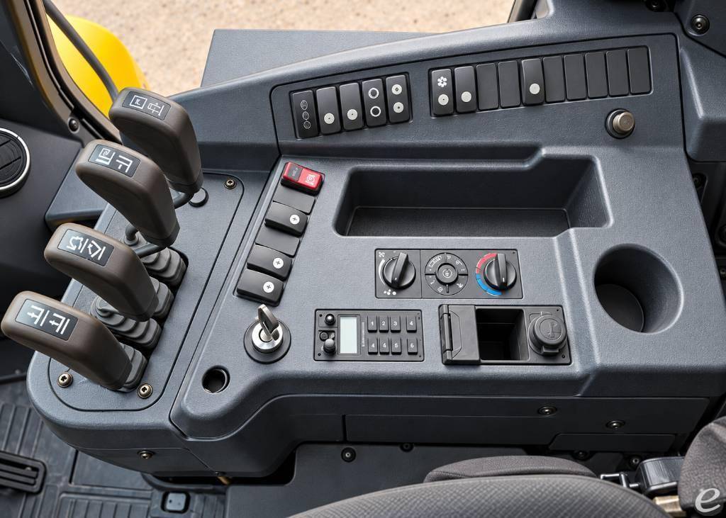 2015 Hyundai 130D-9