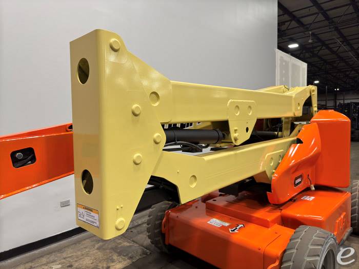 2013 JLG E450AJ