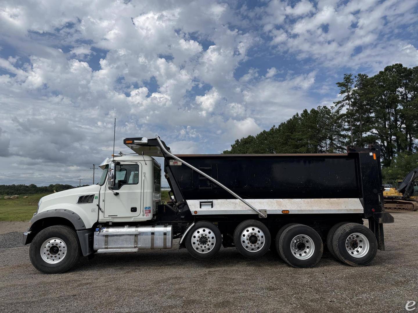2021 Mack GRANITE 104FR