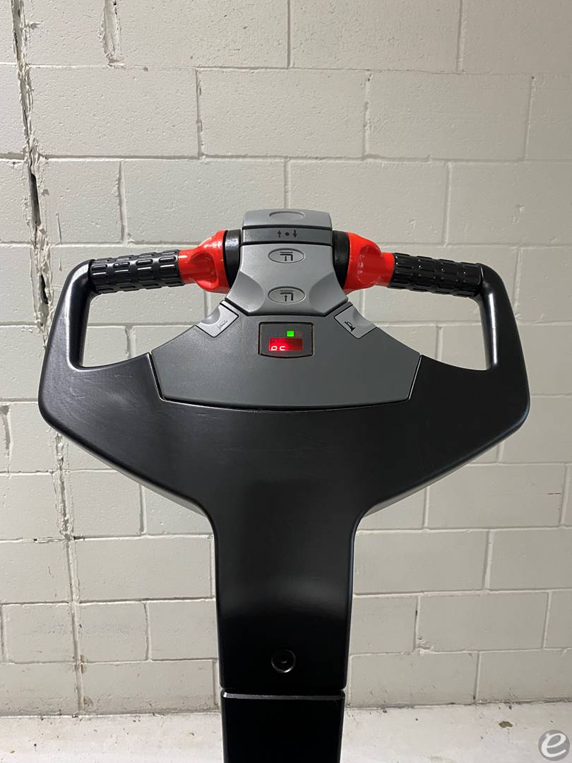 2012 Raymond 8400
