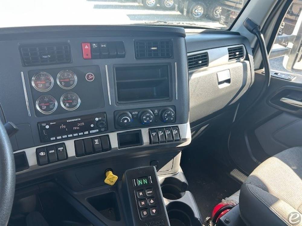 2025 Kenworth T880