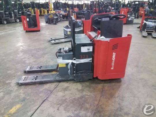 2019 Raymond 8900