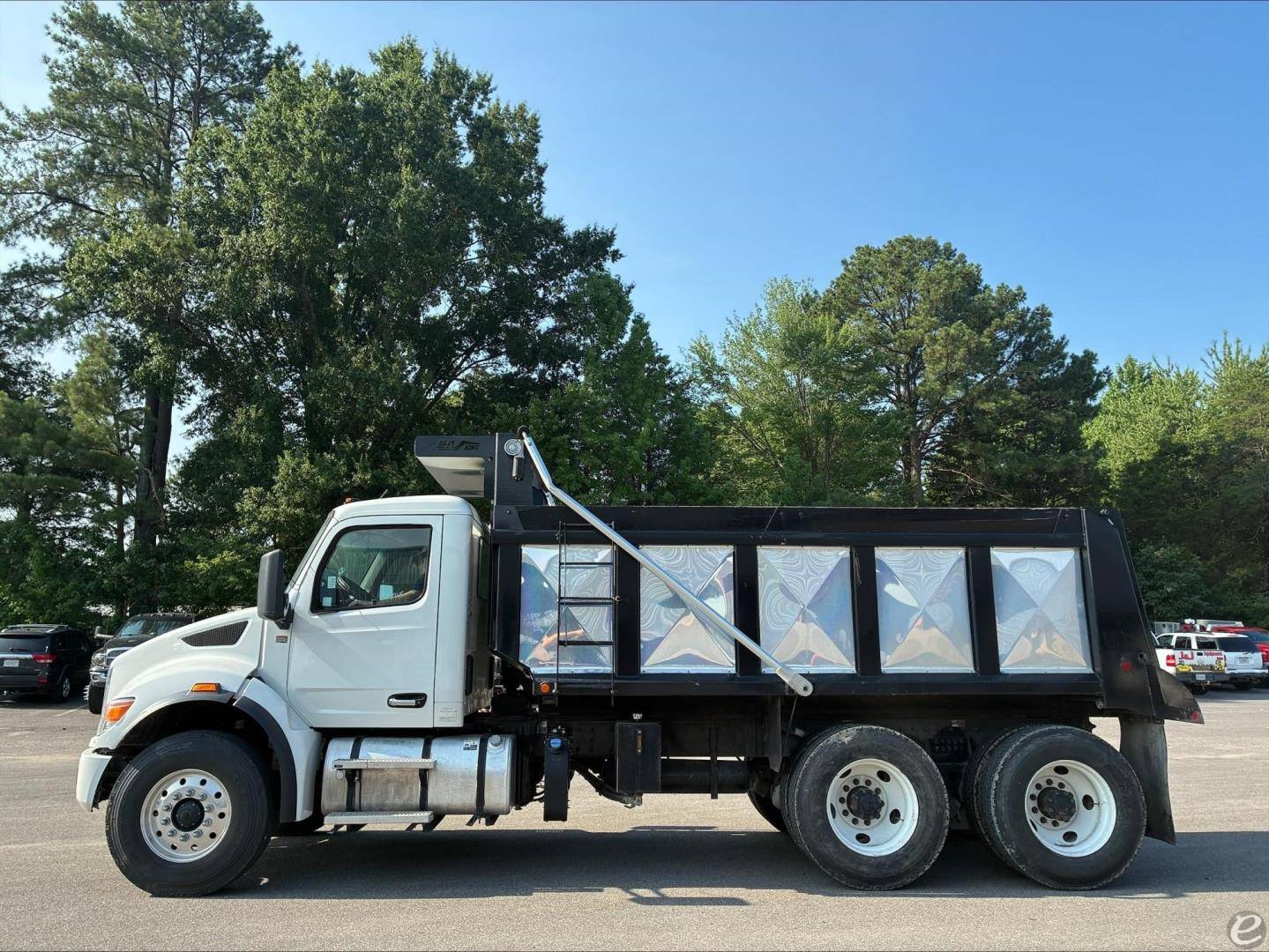 2023 Peterbilt 548