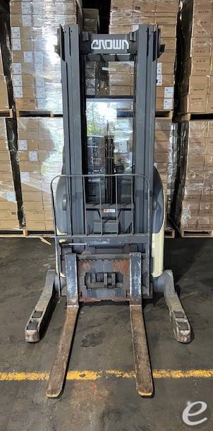 2000 Crown RR502 Electric Forklift - 123Forklift