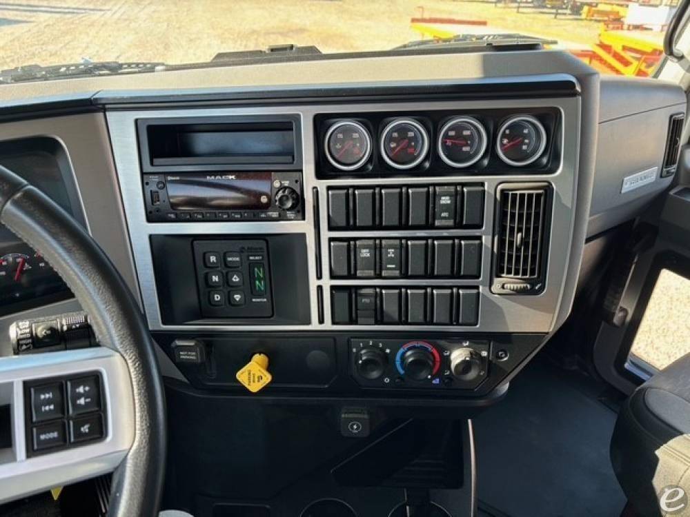 2025 Mack GRANITE 64FR