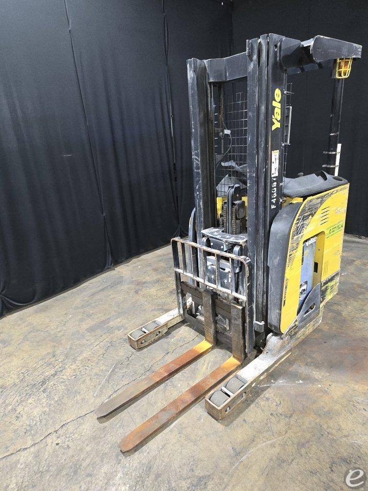 2016 Yale NR040DB