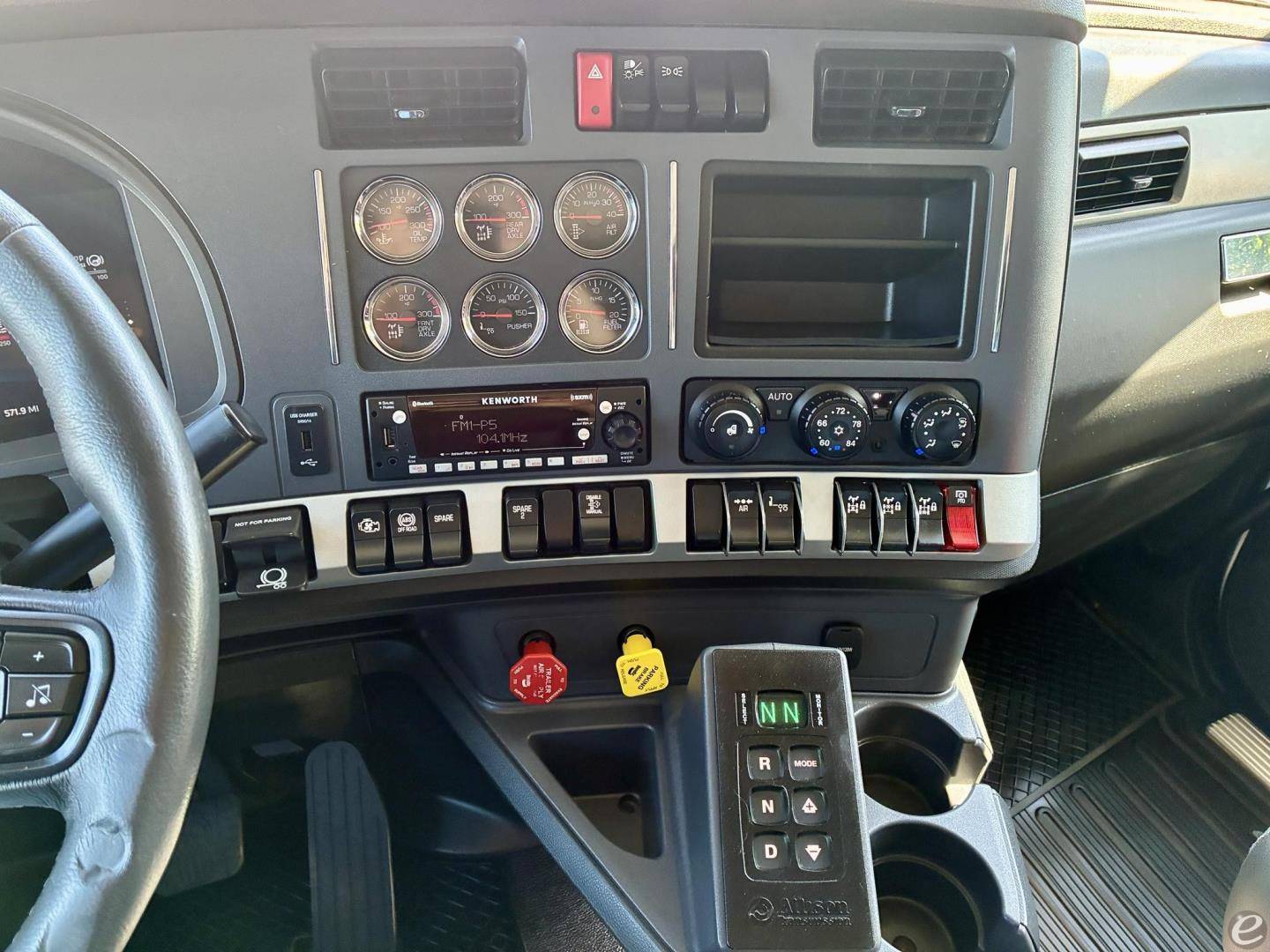 2025 Kenworth T880