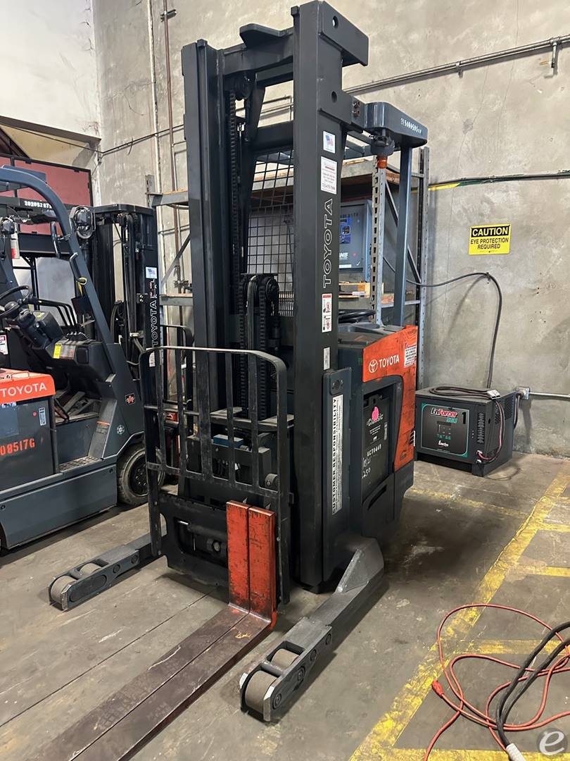 2015 Toyota 8BR233M240