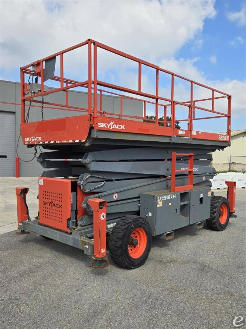 2019 Skyjack SJ9250RT Dual Fuel Scissor Lift - 123Forklift