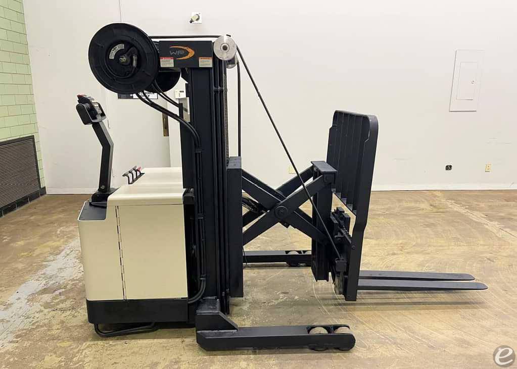 2005 Electric Crown 30WRTT Electric Walkie Straddle Stacker Reach
