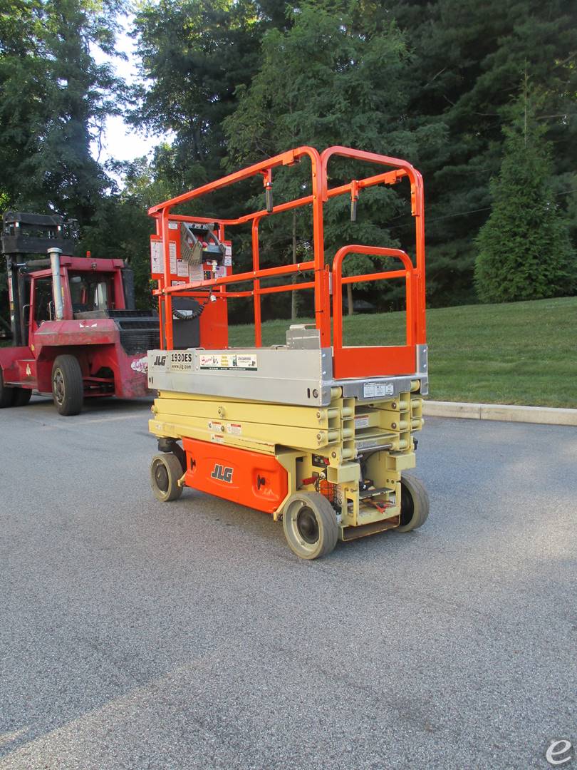 2014 JLG 11930ES