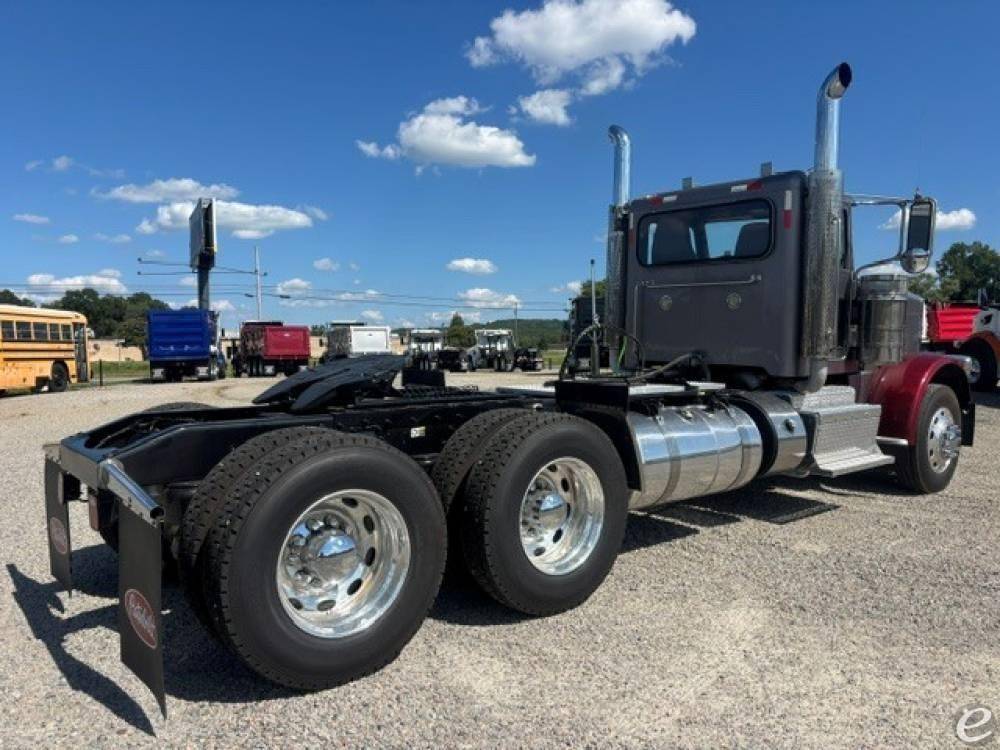 2015 Peterbilt 389