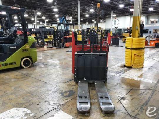 2018 Raymond 8900