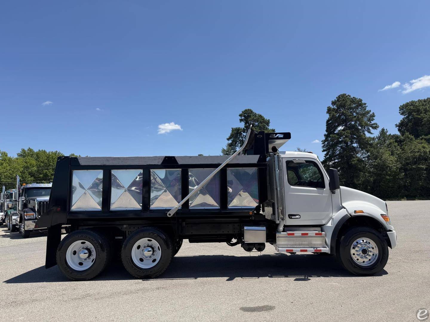 2023 Peterbilt 548