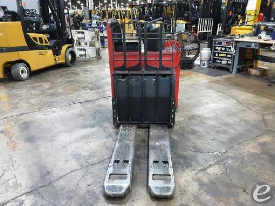 2018 Raymond 8900