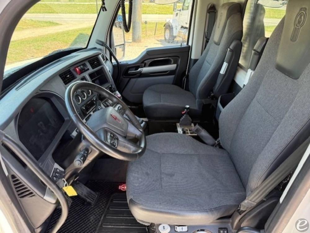 2025 Kenworth T880