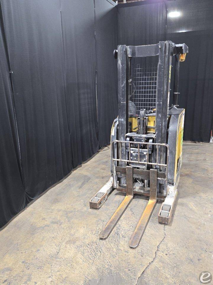 2016 Yale NR040DB