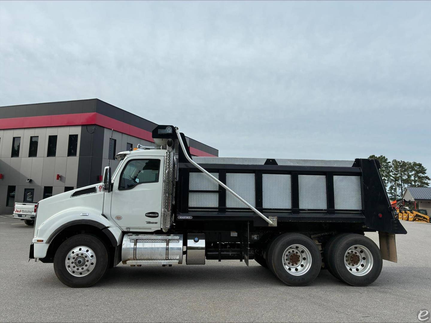 2025 Kenworth T880