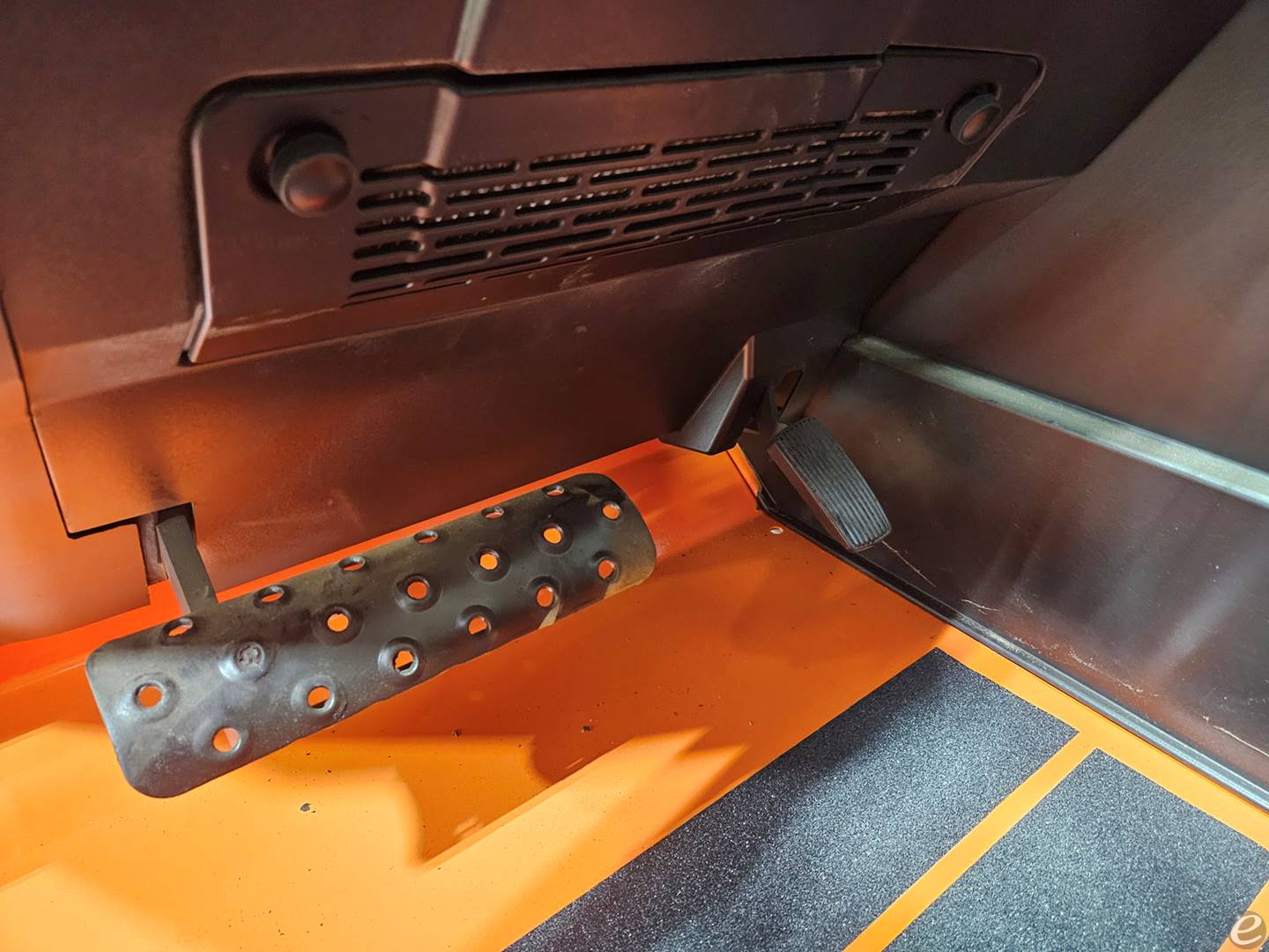 2016 JLG 1055