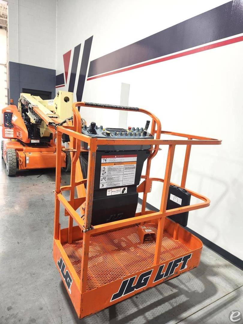 2012 JLG E400AJPN