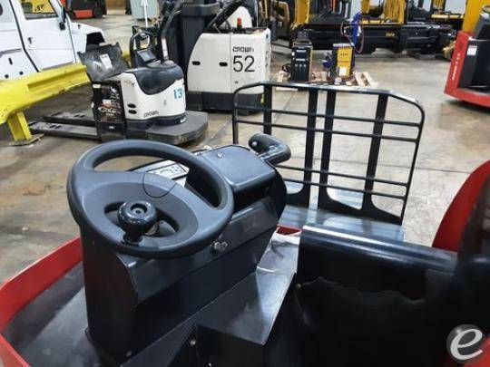 2017 Raymond 8900