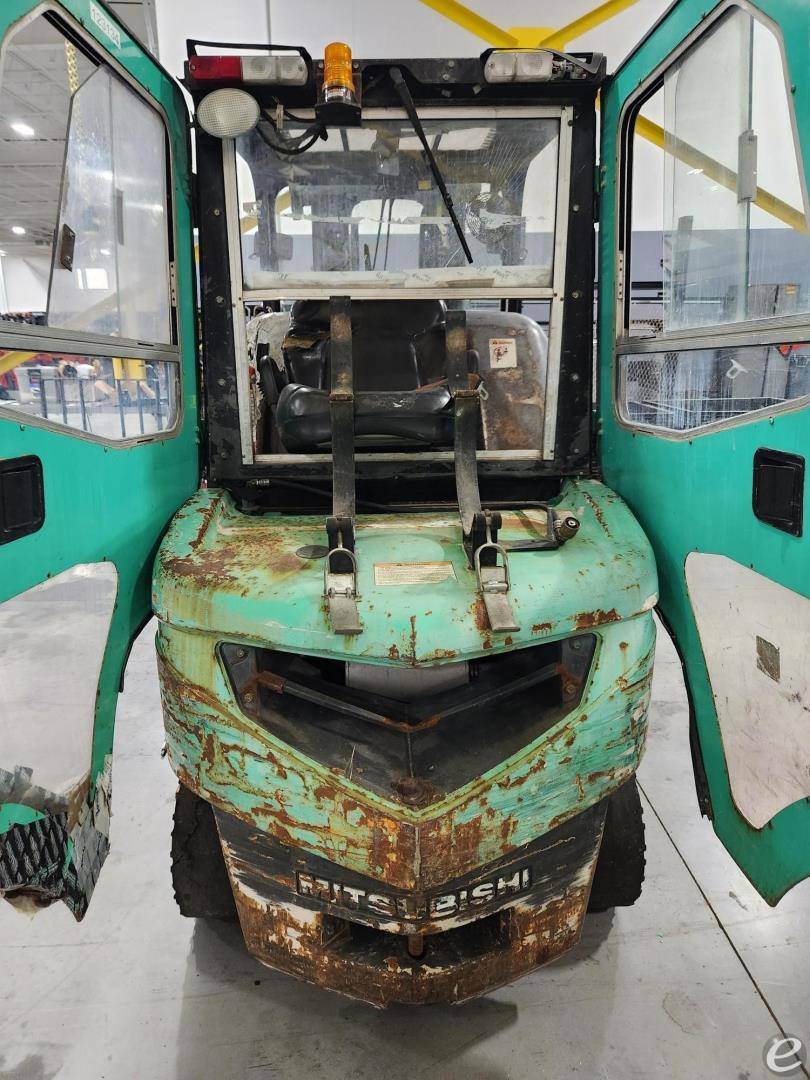 2010 Mitsubishi FG30N