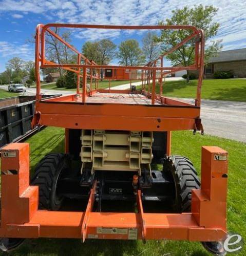 2017 JLG 330LRT