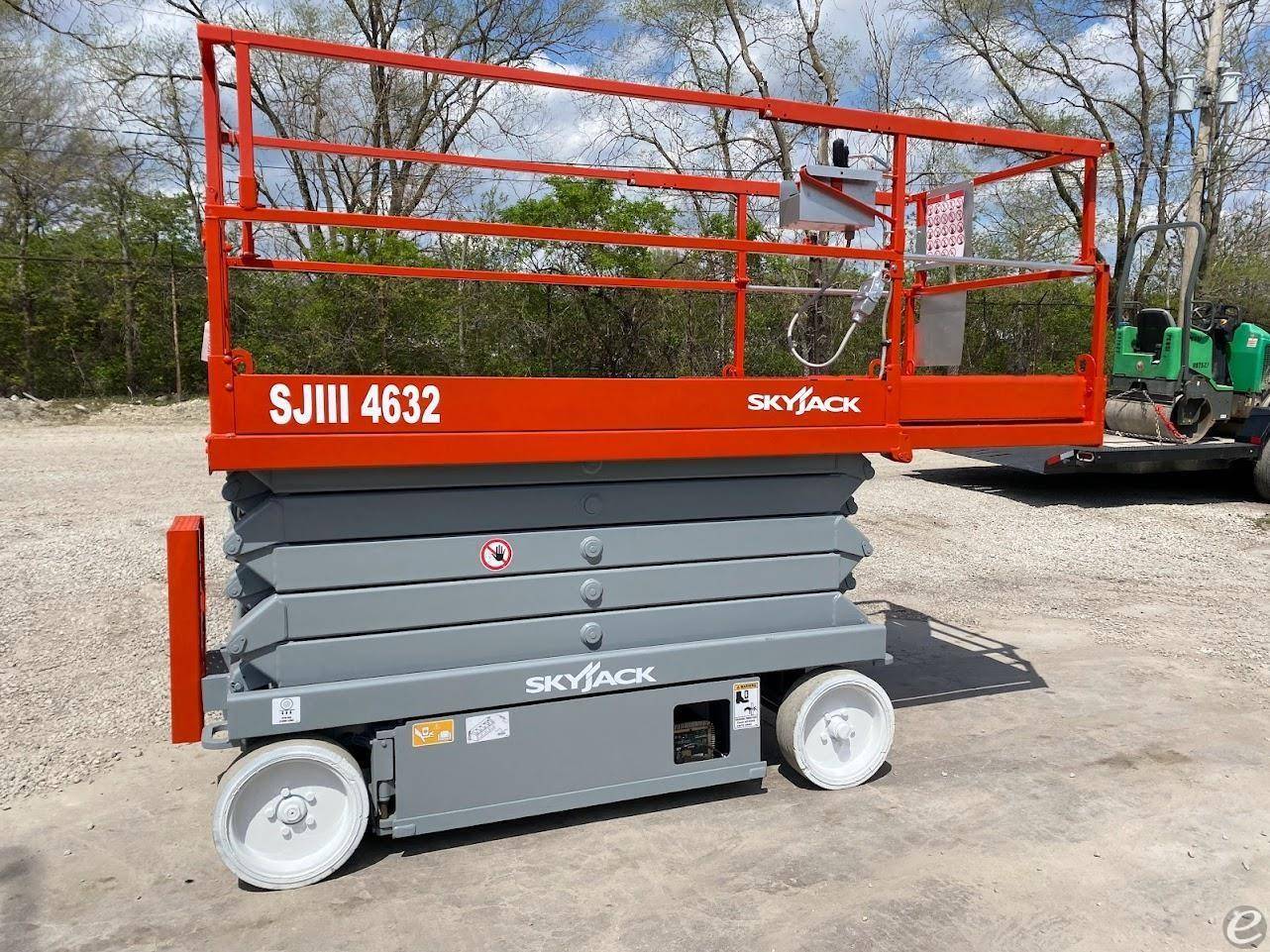 2014 Skyjack SJ6832RT Dual Fuel Scissor Lift - 123Forklift